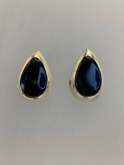 Aretes de plata 925 con onix negro, detalle del engaste de la piedra