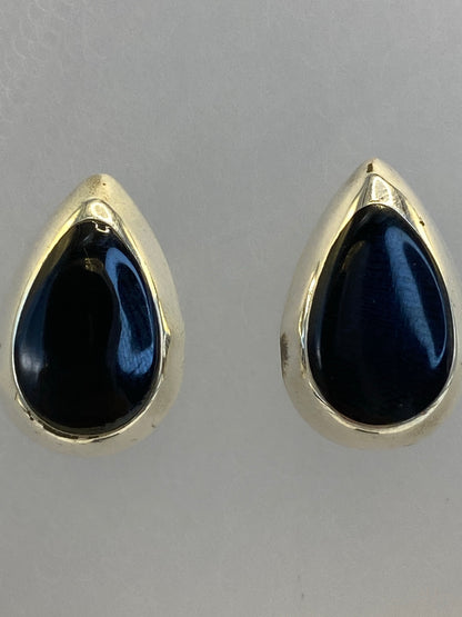 Aretes onix negro en plata de Taxco vistos desde el lateral sobre fondo neutral