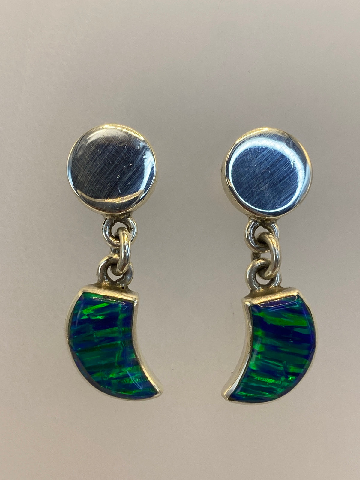 Par de aretes de plata 950 con ópalo de fuego verde olivo en vista frontal