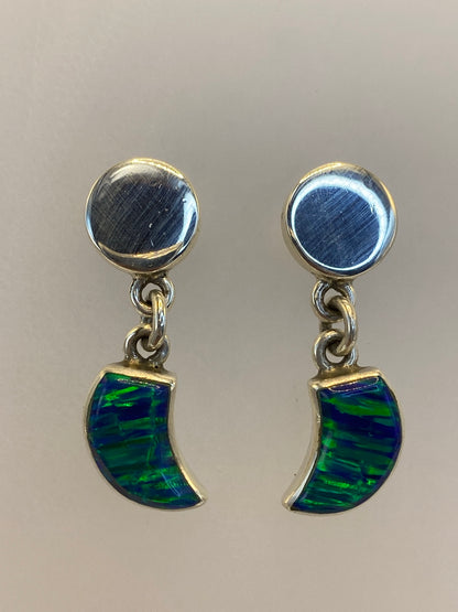Par de aretes de plata 950 con ópalo de fuego verde olivo en vista frontal