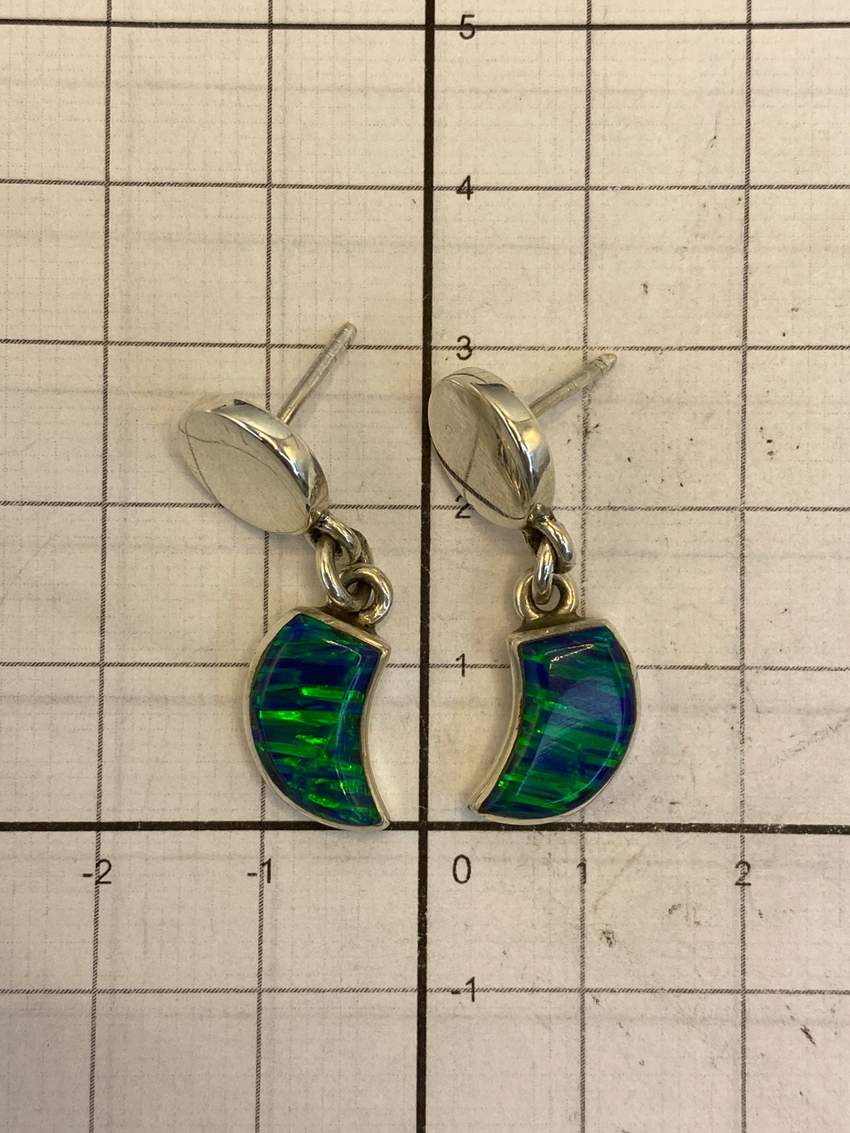 Aretes en vista lateral, 3 cm de largo, con poste y tuerca