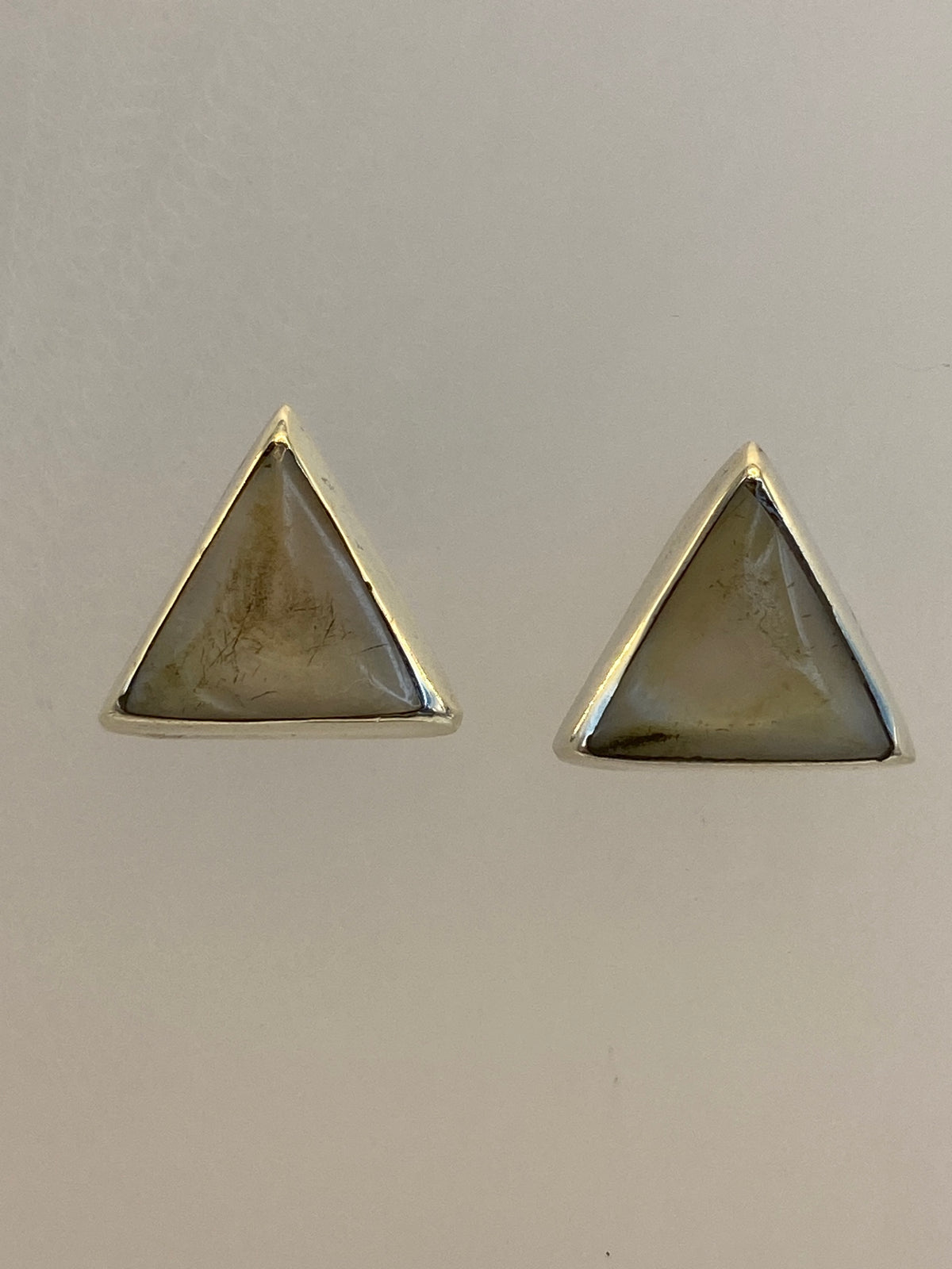 Par de aretes triangulares de plata 925 con piedra engastada en el centro