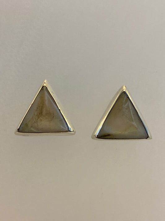 Detalle frontal de los aretes mostrando la piedra y el engaste a mano