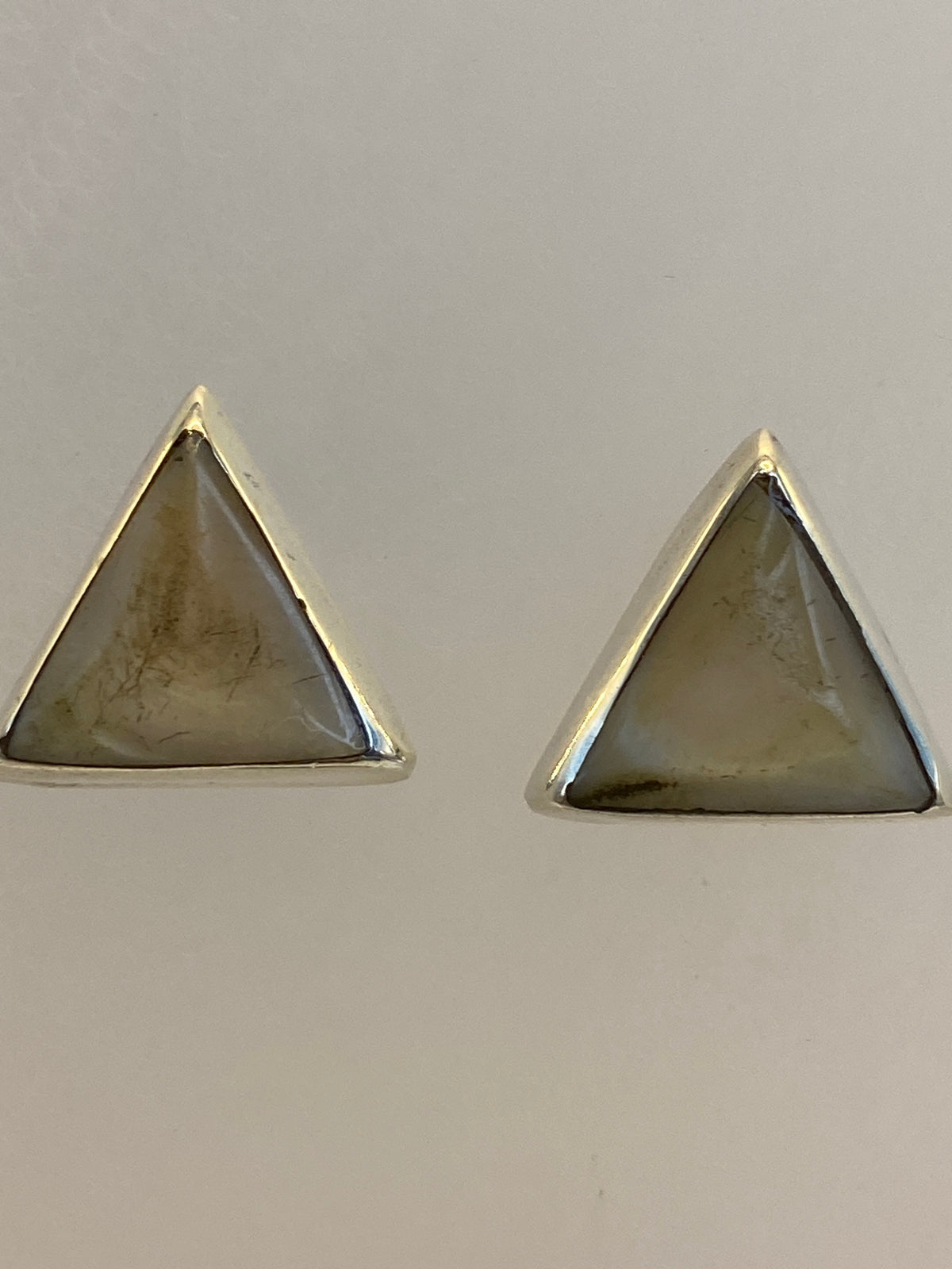 Aretes puestos en el lóbulo, demostrando su tamaño discreto de 1.4 cm