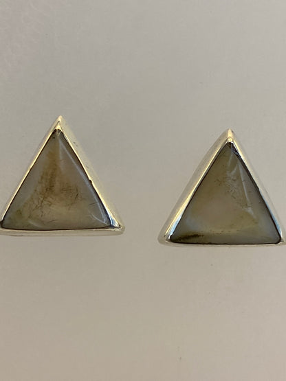 Aretes puestos en el lóbulo, demostrando su tamaño discreto de 1.4 cm