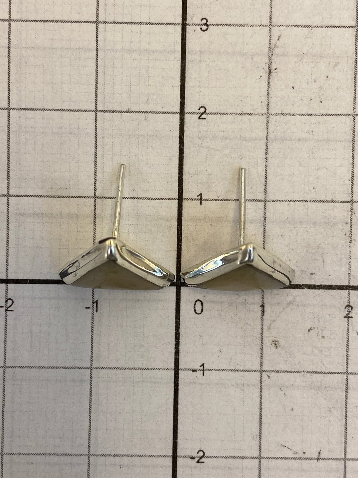 Reverso de los aretes mostrando el Quinto 925 de autenticidad
