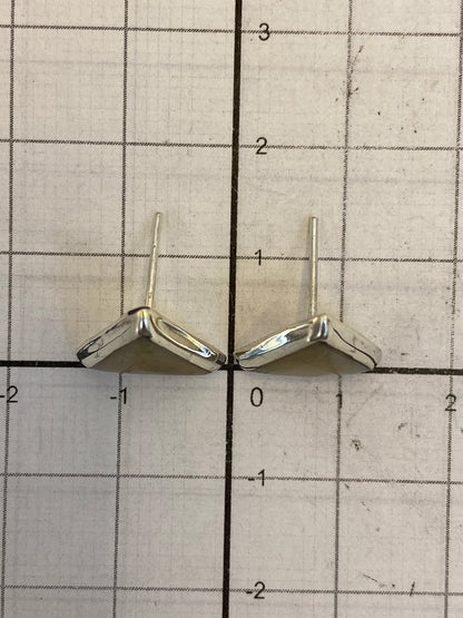 Reverso de los aretes mostrando el Quinto 925 de autenticidad