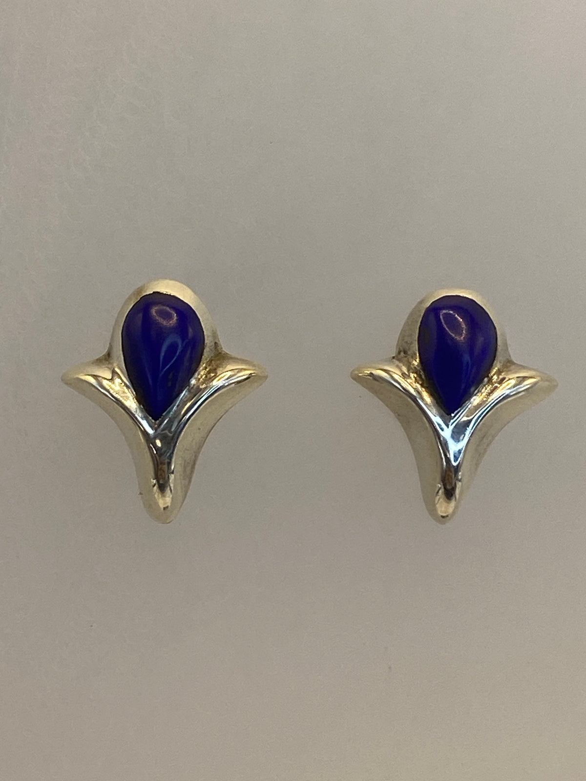 Aretes de plata 925 con piedra azul, vista frontal del par