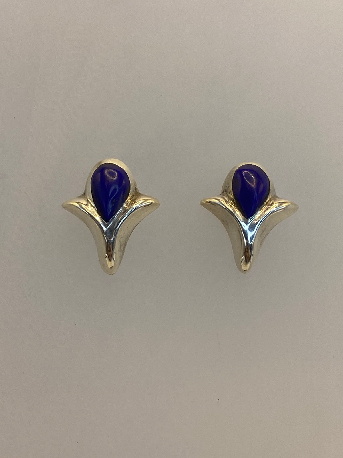 Aretes minimalistas de plata con incrustación de piedra en primer plano