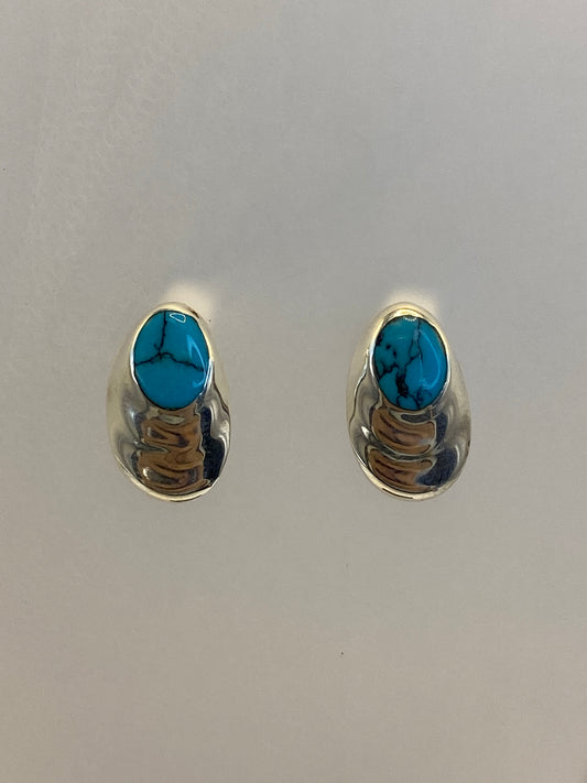Detalle del engaste a mano de la turquesa en plata, mostrando la veta ocre y azul
