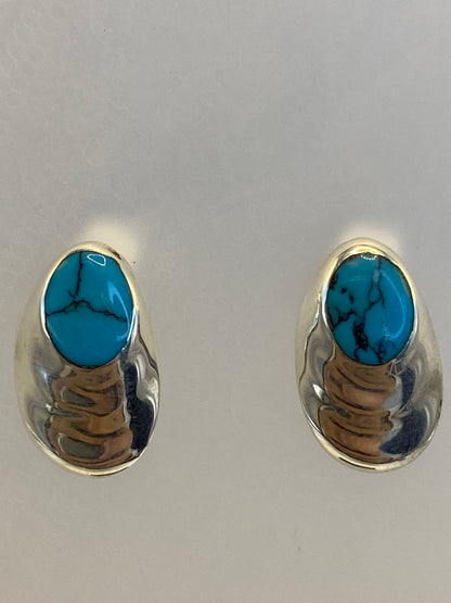 Aretes colocados sobre una regla para escala, largo 1.2 cm