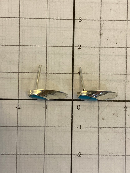 Reverso de los aretes mostrando el poste y mariposa de plata, con Quinto 925