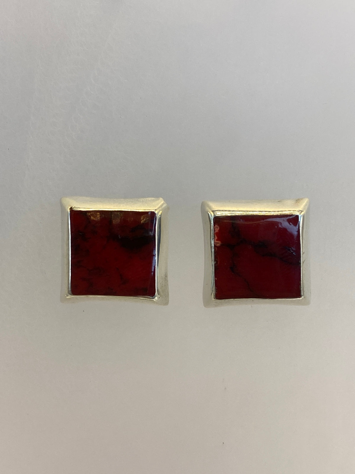 Detalle de la incrustación de piedra multicolor en plata 925