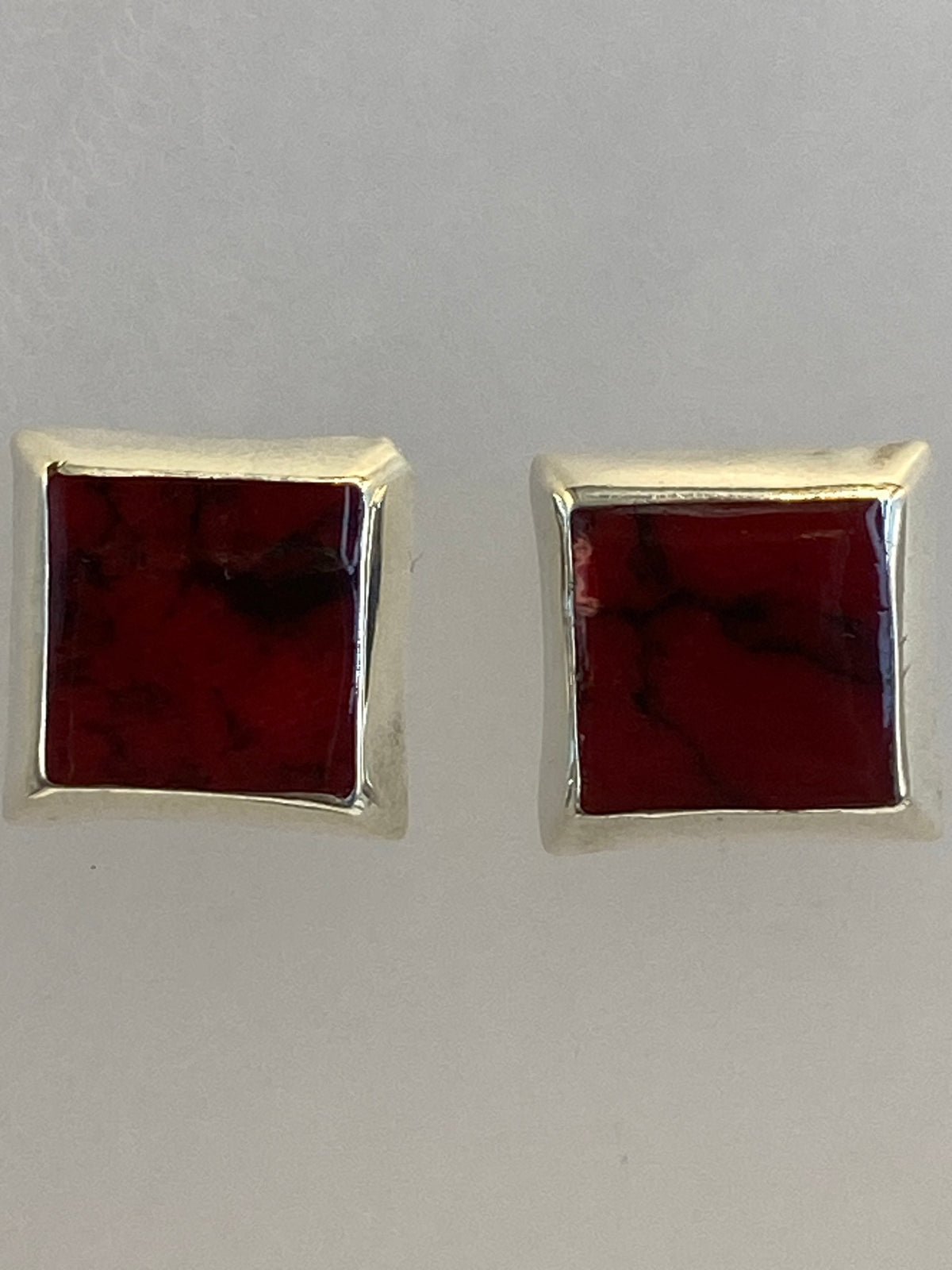 Aretes minimalistas de 1.3 cm sobre fondo blanco
