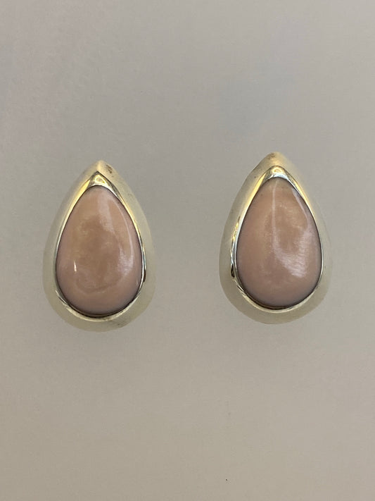 Par de aretes de plata con piedra rosa, vistos de frente sobre fondo neutro