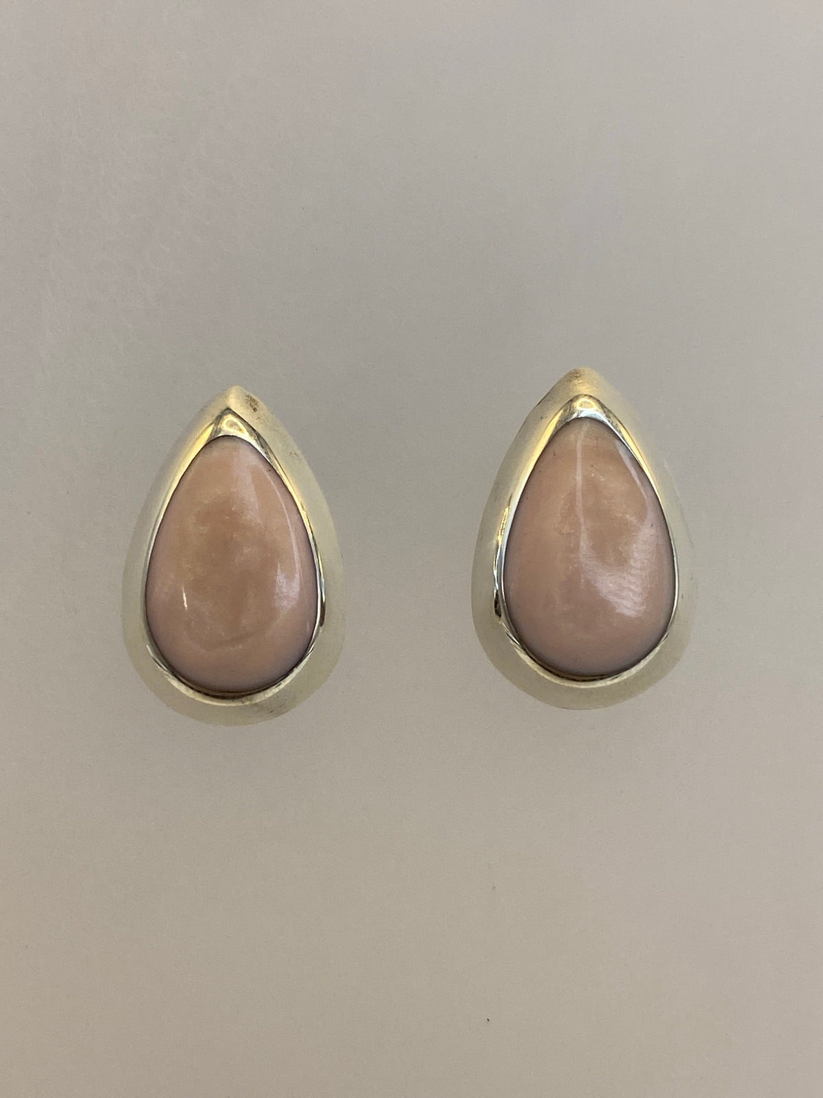 Detalle del engaste de piedra rosa en plata 925