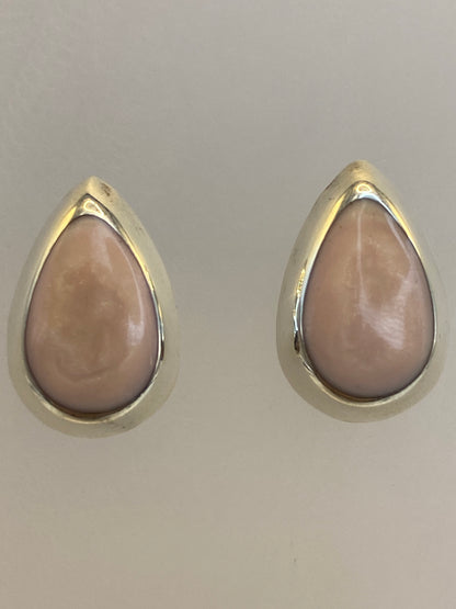 Aretes minimalistas en la oreja, mostrando discreto tamaño de 1.3 cm
