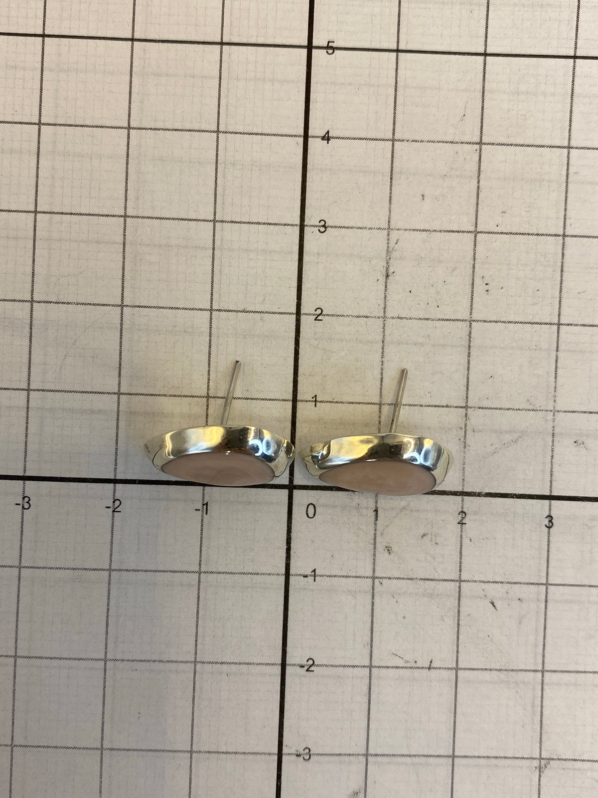 Reverso de aretes mostrando el Quinto 925 y el poste de plata