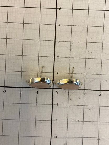 Reverso de aretes mostrando el Quinto 925 y el poste de plata