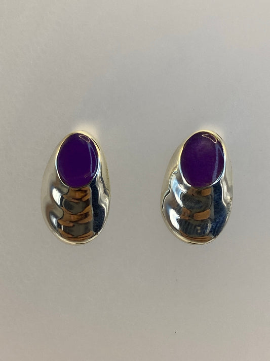 Par de aretes de plata con piedra morada engastada, livianos y minimalistas