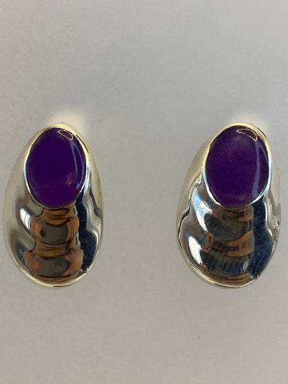 Aretes colgando, vista del largo 1.3 cm y el acabado pulido