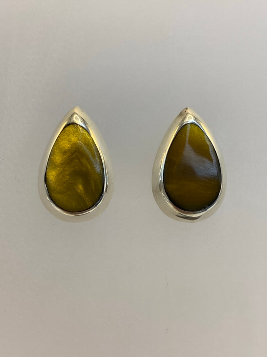 Vista frontal de aretes de plata compactos con piedra multicolor brillante