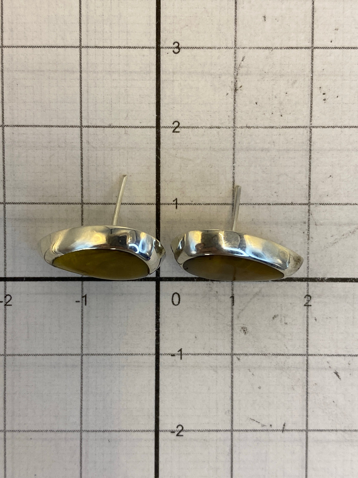Aretes sobre fondo blanco mostrando el Quinto 925 y el tamaño de 1.3 cm