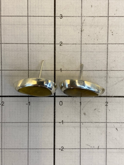 Aretes sobre fondo blanco mostrando el Quinto 925 y el tamaño de 1.3 cm
