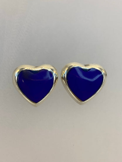 Par de aretes de plata 925 en forma de corazón azul sobre fondo blanco