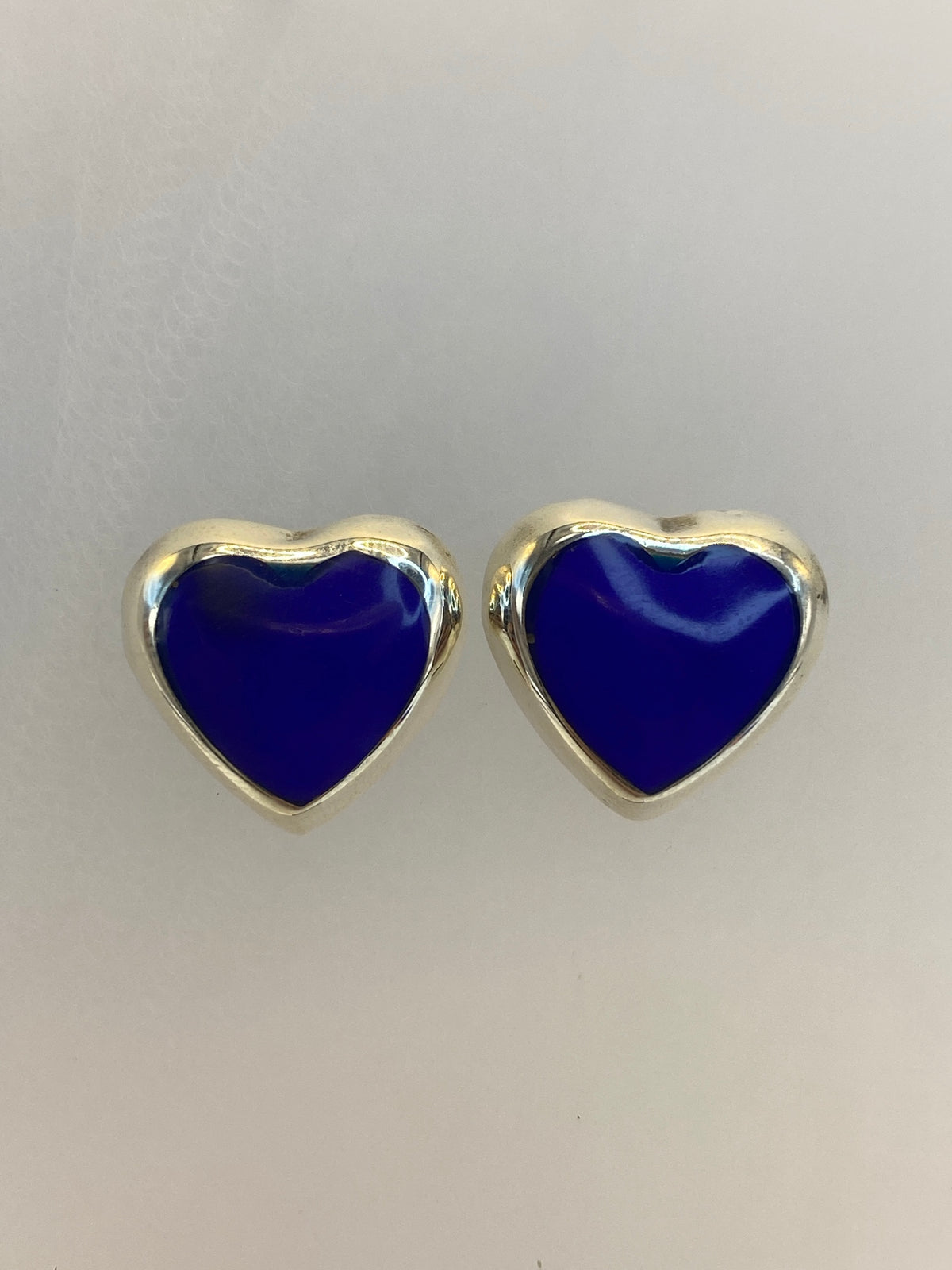 Detalle del engaste a mano de la piedra azul en aretes de corazón de Taxco