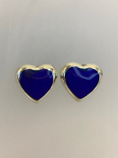 Detalle del engaste a mano de la piedra azul en aretes de corazón de Taxco