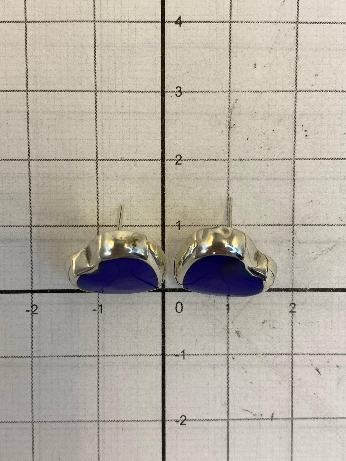 Reverso de los aretes mostrando el Quinto 925 en plata