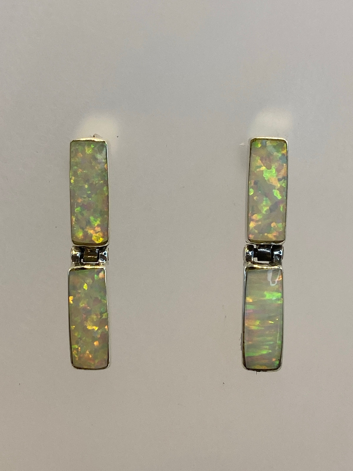 Par de aretes de plata 950 con opalo de fuego multicolor, color amarillo y naranja en movimiento