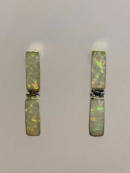 Par de aretes de plata 950 con opalo de fuego multicolor, color amarillo y naranja en movimiento