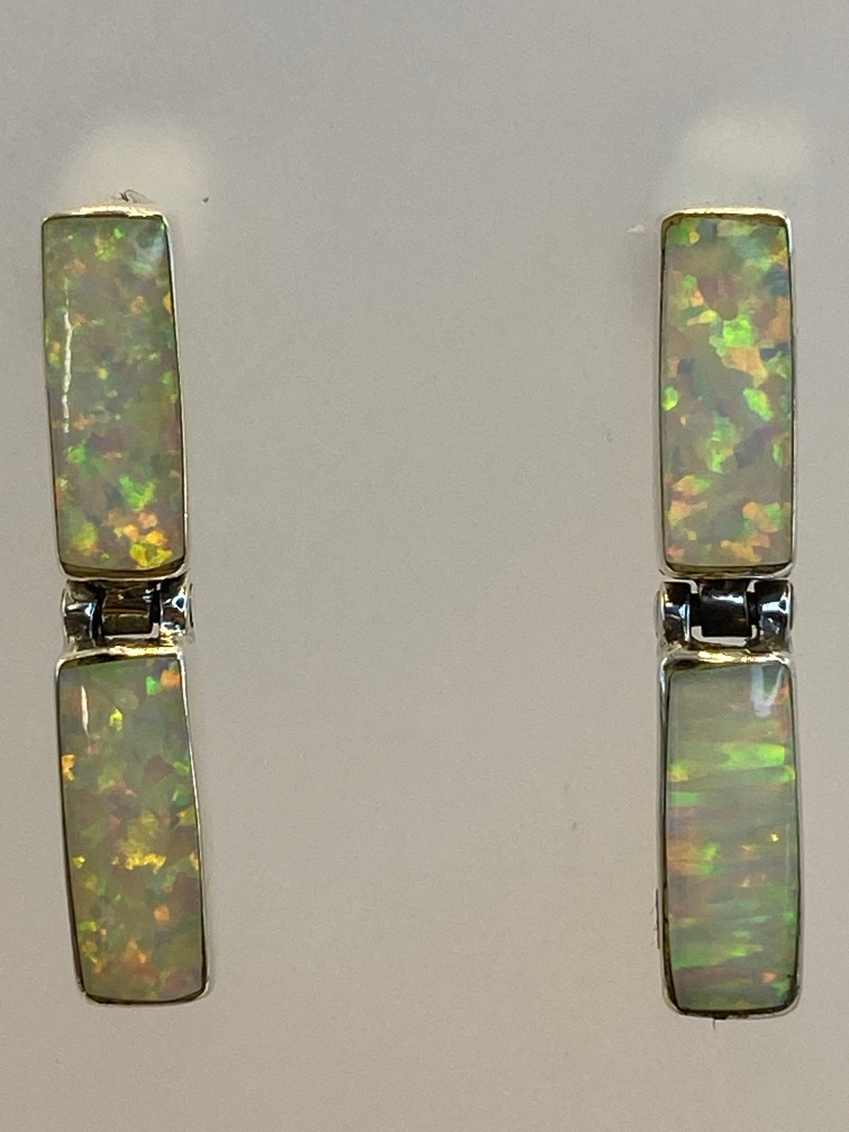 Detalle del opalo de fuego multicolor y el engaste de plata pulida