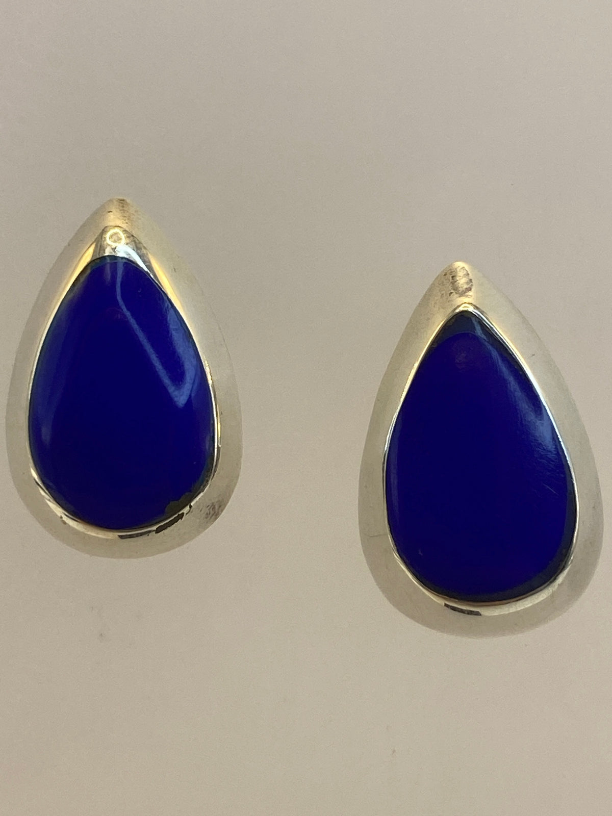 Detalle del engaste a mano de la piedra azul en plata