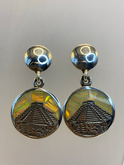 Par de aretes de plata 950 con ópalo de fuego multicolor en diseño de pirámide prehispánica, vistos de frente