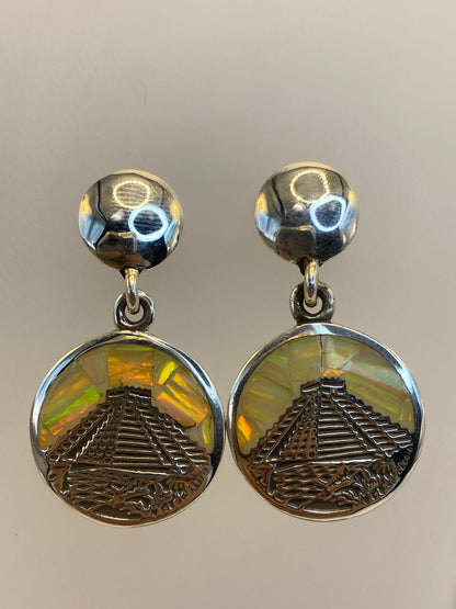 Detalle del ópalo de fuego mostrando juego de colores verdes, naranjas y amarillos bajo la luz
