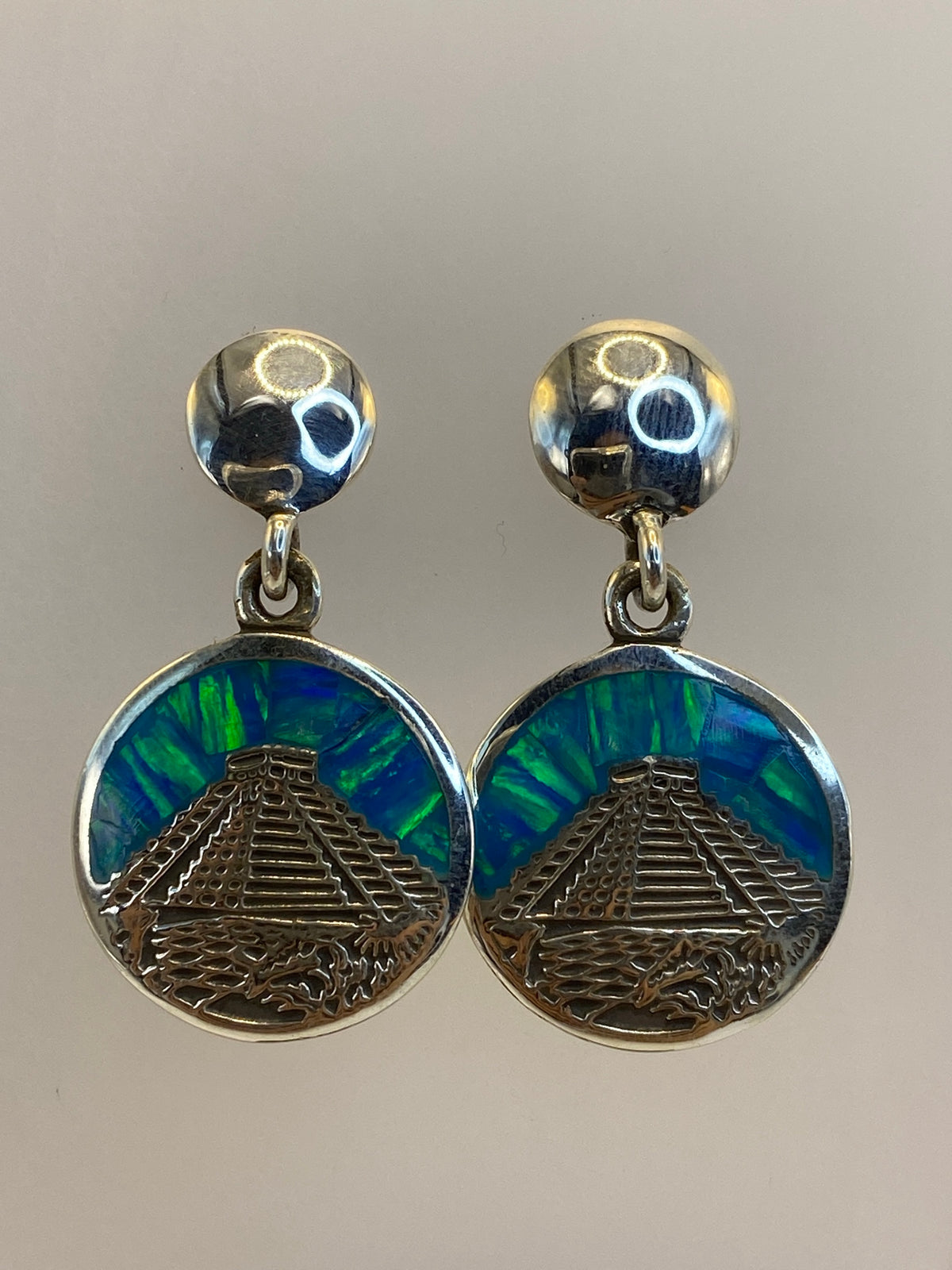 Par de aretes de plata 950 con pirámide de Chichén Itzá e ópalo de fuego multicolor