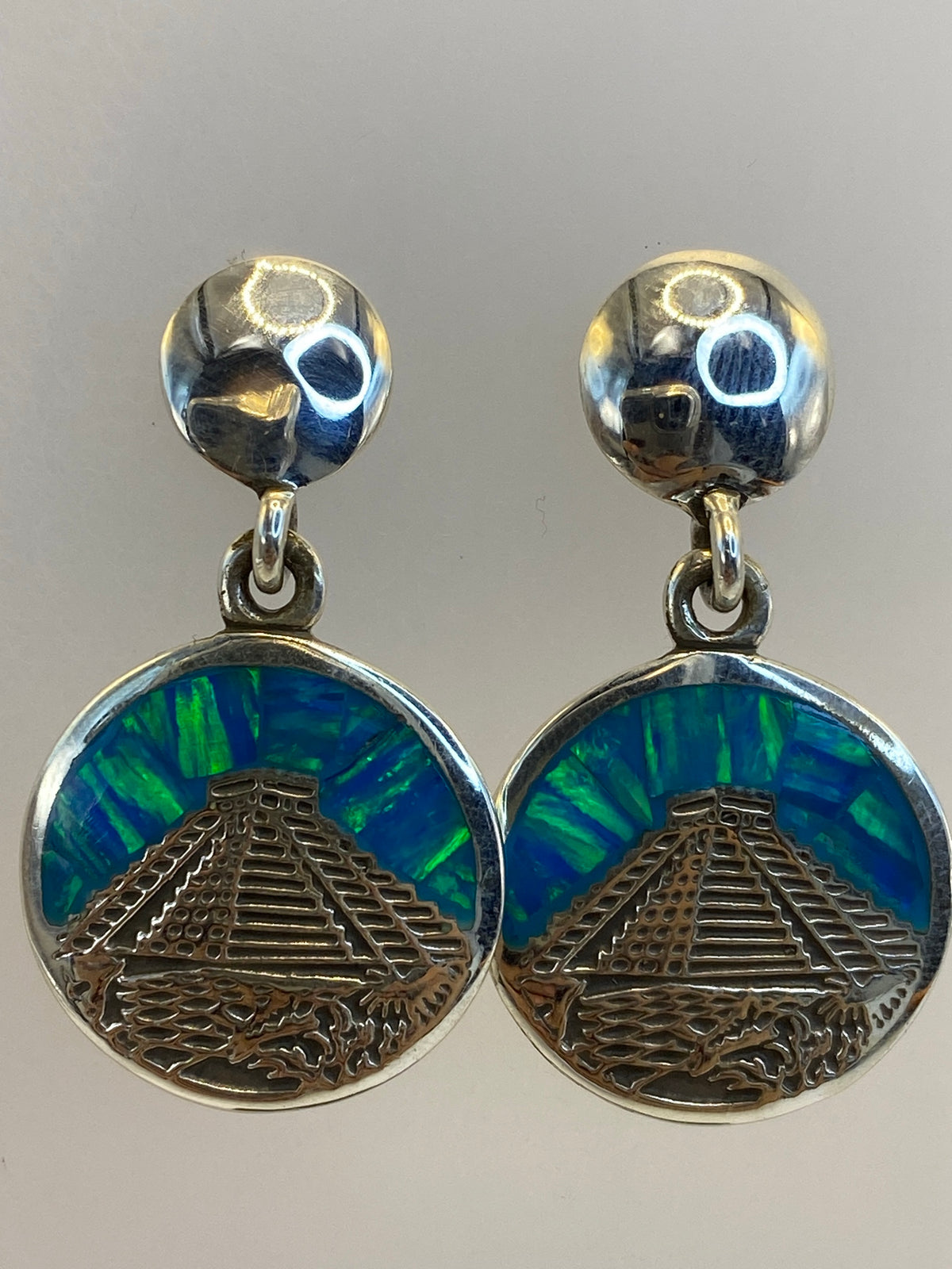 Detalle del ópalo de fuego con reflejos verdes, azules y dorados