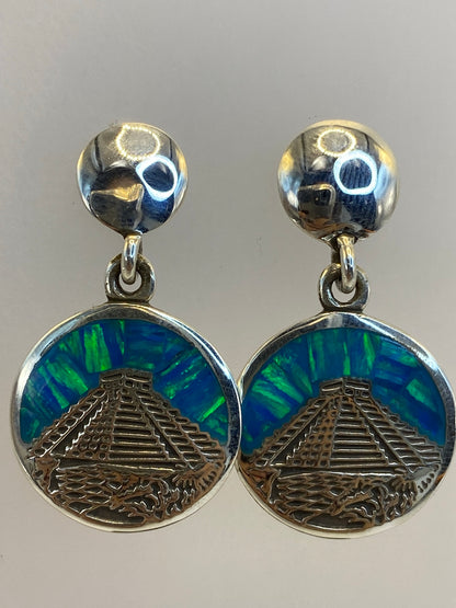 Detalle del ópalo de fuego con reflejos verdes, azules y dorados