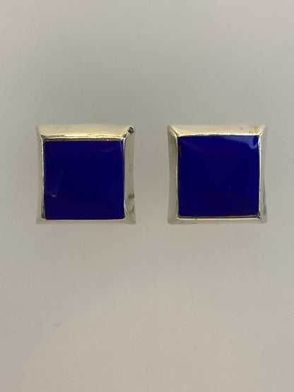 Aretes de plata cuadrados con piedra azul engastada, par completo sobre fondo blanco