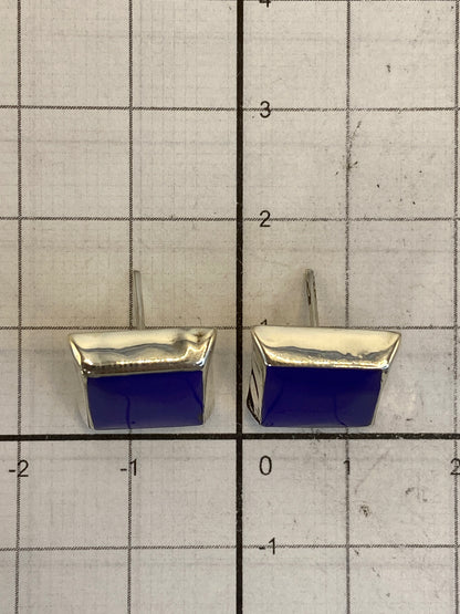 Aretes sobre regla milimetrada para escala de tamaño (1.4 cm), fotografía de producto