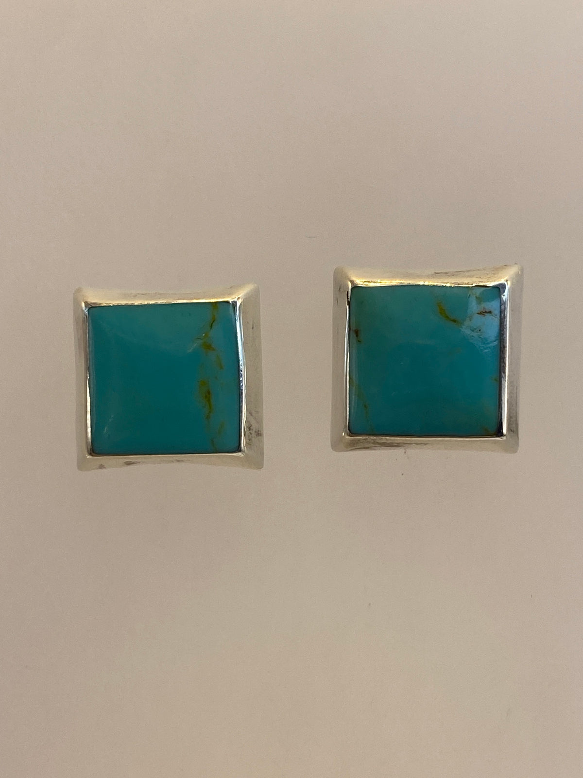 Par de aretes de plata cuadrados con incrustación multicolor