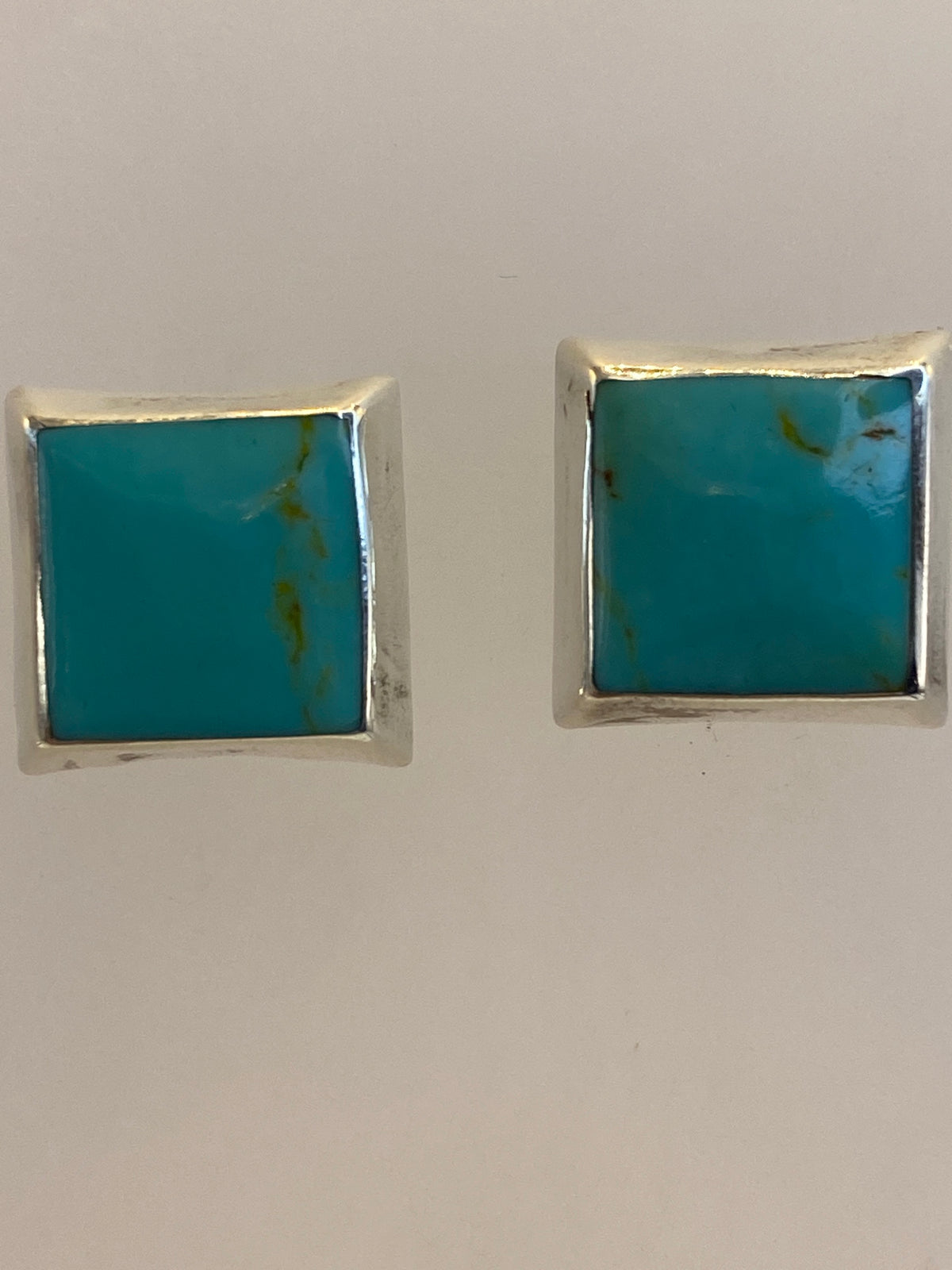 Medida de los aretes con regla: 1.6 cm de largo