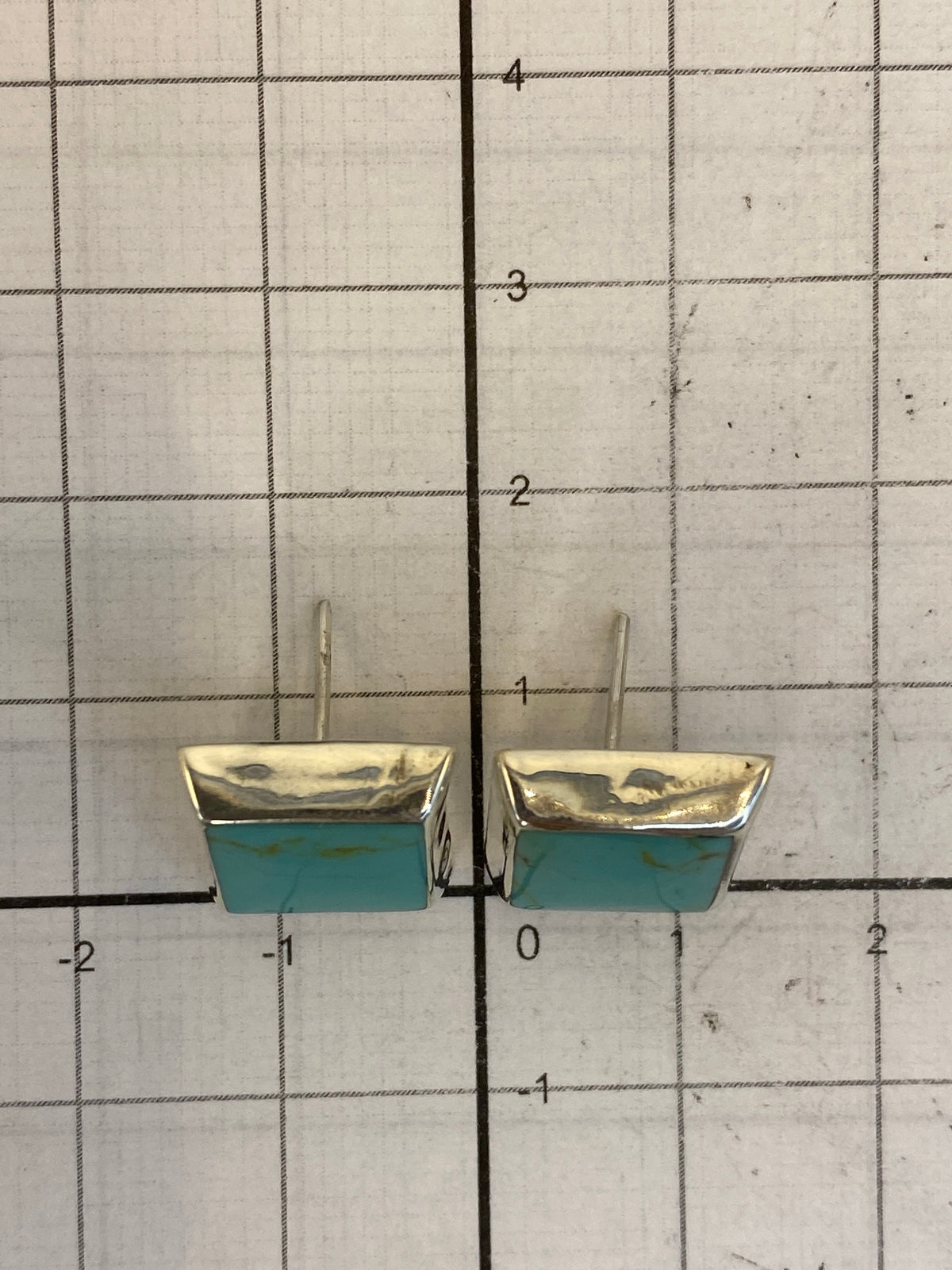 Aretes sobre fondo claro mostrando el acabado de plata 925
