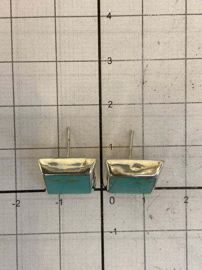Aretes sobre fondo claro mostrando el acabado de plata 925