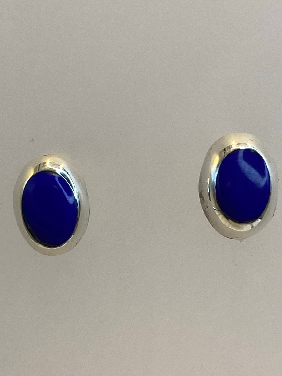 Aretes en escala mostrando su tamaño minimalista de 1.2 cm