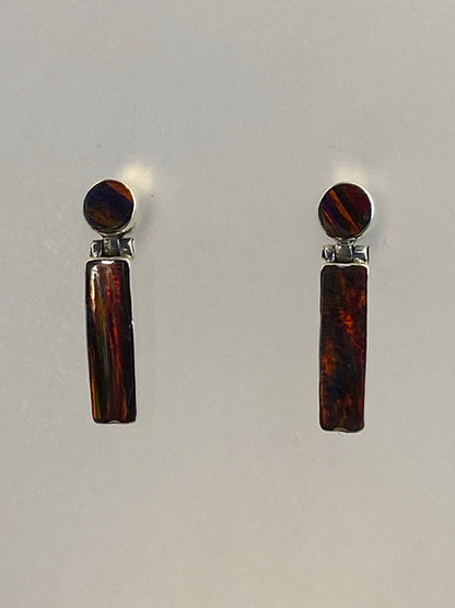 Par de aretes de plata 950 con Opalo de Fuego rojo, vistos de frente sobre fondo blanco