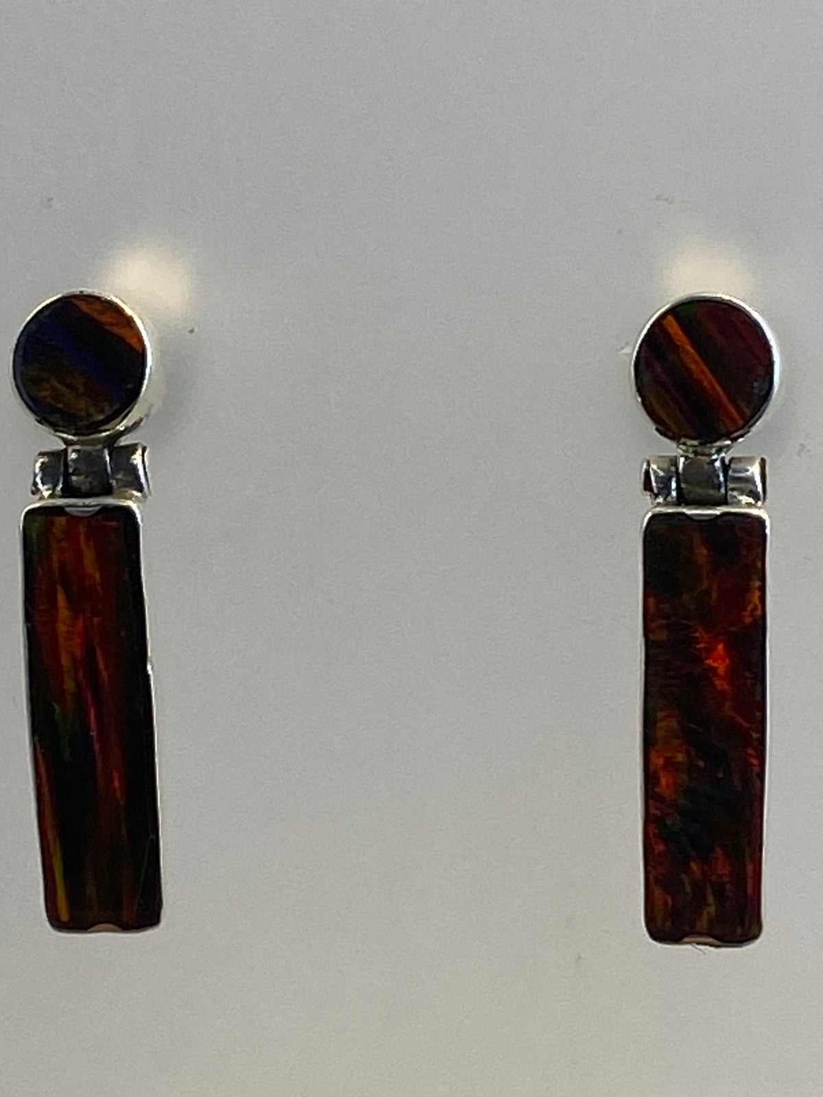 Aretes vistos de lado mostrando el largo de 2.5 cm y los cierres